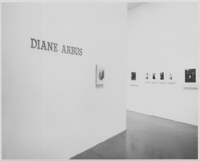 Vista de la instalación, "Diane Arbus", en exhibición del 7 de noviembre de 1972 al 21 de enero de 1973. The Museum of Modern Art Archives, Nueva York. Fotógrafo Katherine Keller. Copyright The Museum of Modern Art, Nueva York.