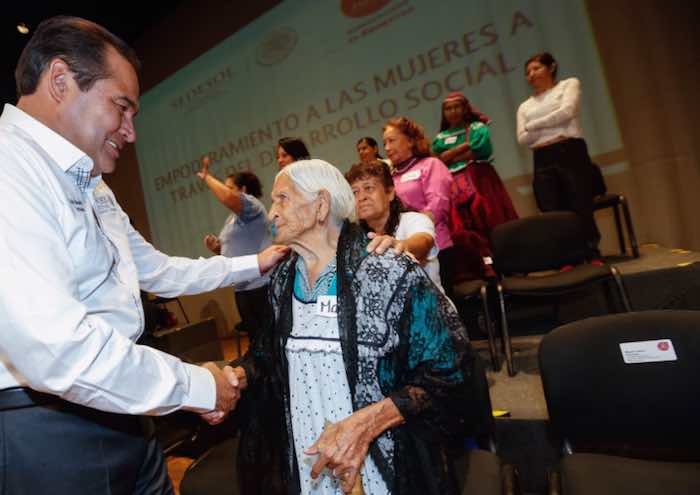 En la imagen, el Secretario Miranda Nava saluda a Doña María Félix Nava, jalisciense de 116 años de edad y beneficiaria de los programas de la Sedesol. Foto: Twitter [@LuisEMirandaN].