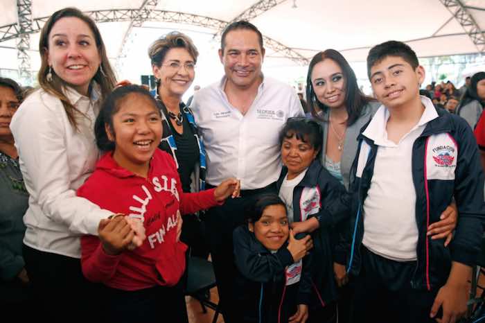 En la imagen, Miranda Nava posa con algunos de los beneficiarios de los programas sociales en el estado de Tlaxcala. Foto: Twitter [@LuisEMirandaN].