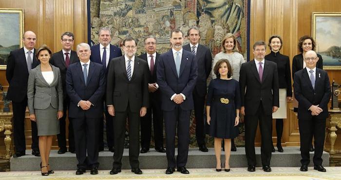 El Rey Felipe Vi Posa Con El Jefe Del Ejecutivo Mariano Rajoy i Primer Plano Y Los Ministros De Su Nuevo Gobierno Que Han Jurado O Prometido Hoy Sus Cargos Ante él En Una Ceremonia Celebrada En El Palacio De La Zarzuela Foto Efe