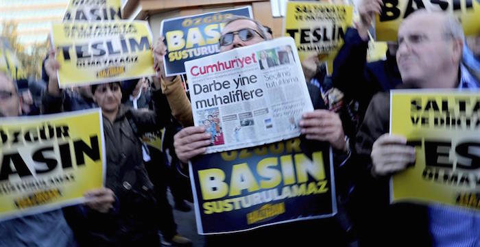 Un Hombre Sostiene Un Ejemplar Del Periódico Cumhuriyet Del De Octubre De En Cuyo Titular Se Lee'Golpe de estado contra la oposición', durante una manifestación. La policía turca ha lanzado una redada contra el diario Cumhuriyet, un prestigioso periódico de la oposición de centroizquierda. Foto: EFE/Archivo.