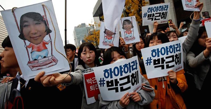 El Pueblo Surcoreano Porta Fotografías De Choi Soon sil Con Una Pancarta En La Que Se Lee'Park Geun-Hye Out' durante una protesta contra la Presidenta surcoreana Park Geun-Hye en Seúl, Corea del Sur, 05 de noviembre de 2016. Foto: EFE.