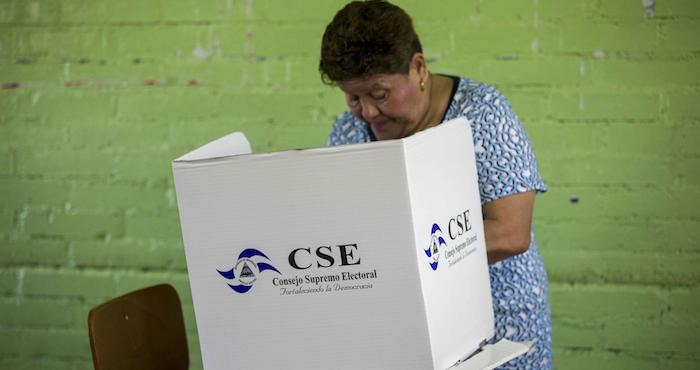 Una Mujer Nicaragüense Vota En Managua Hoy Domingo De Noviembre De Durante Los Comicios Generales En Nicaragua Los Centros De Votación Abrieron Hoy Sus Puertas Al Electorado Que Acude a Las Urnas Para Elegir Entre Seis Candidatos a Su Presidente Entre Ellos Al Actual Gobernante El Sandinista Daniel Ortega Que Parte Como Favorito Para Conseguir Una Nueva Reelección Foto Efe