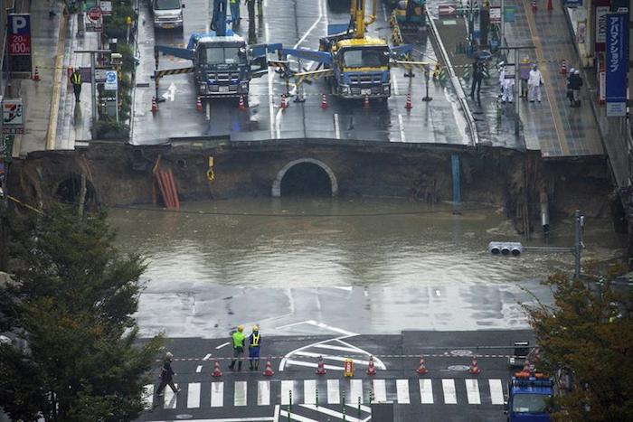 Un gran socavón corta una avenida en el centro de Fukuoka al suroeste de Japón hoy, 8 de noviembre de 2016. El socavón ha causado cortes de luz y de tráfico. Las autoridades han evacuado a los vecinos de los edificios cercanos para evitar posibles daños. De momento se desconoce si hay algún herido. Foto: EFE