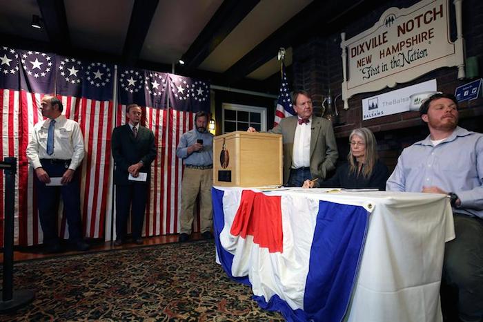 Varios votantes esperan para ejercer su derecho al voto para las elecciones presidenciales en la pequeña localidad de Dixville Notch, New Hampshire (Estados Unidos) hoy, 8 de noviembre de 2016, poco después de la medianoche. Foto: EFE