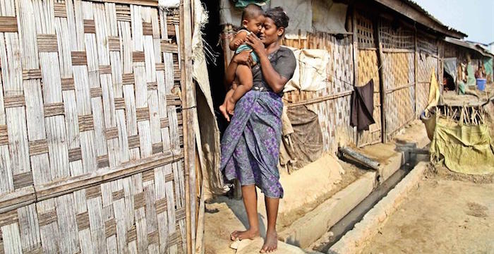 Una Mujer De La Minoría Rohingya Y Su Hijo Junto a La Entrada De Su Habitación En El Campo De Refugiados Musulmán De Thetkelpyin En Sittwe Estado De Rakhinem Oeste De Birmania Foto Efearchivo