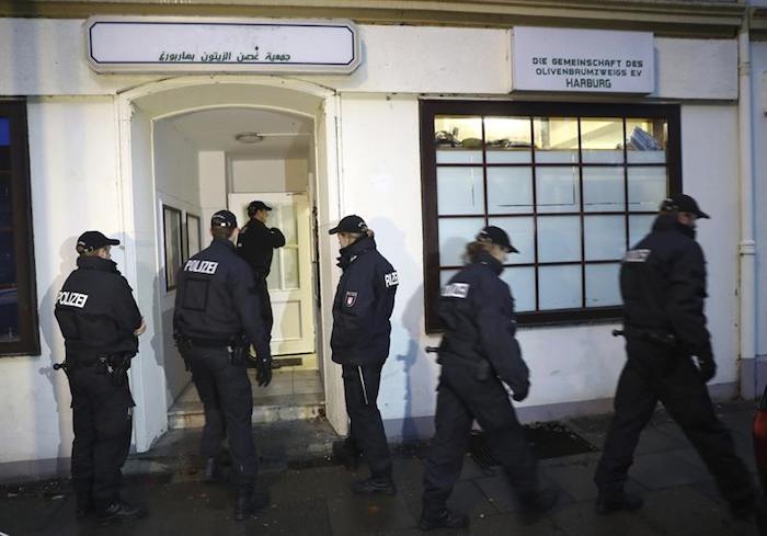 Varios Policías Ante La Mezquita Al Taqwa Durante Un Registro En Hamburgo Alemania La Policía Lleva a Cabo Una Operación Contra Simpatizantes De Estado Islámico Foto Efe