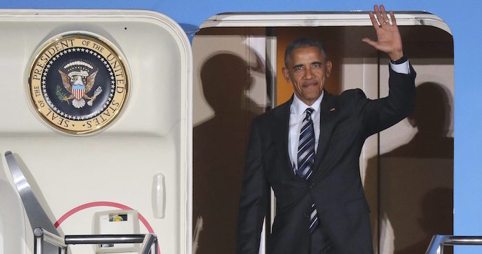 El Presidente De Los Estados Unidos Barack Obama Saluda Tras Aterrizar En El Aeropuerto De Tegel En Berlín Alemania Hoy De Noviembre De Obama Permanecerá De Visita En Alemania Durante Tres Días Efekay Nietfeld