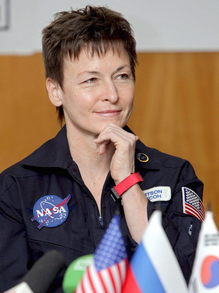 La astronauta estadounidense Peggy Whitson es fotografiada durante la rueda de prensa celebrada en la Ciudad de las Estrellas en las afueras de Mosc˙, Rusia, hoy lunes 21 de abril. La nave "Soyuz TMA-11" con Yuri Malenchenko, su colega de la NASA Peggy Whitson y la primera astronauta surcoreana, Yi So-yeon, regreso el pasado 19 de abril a la Tierra procedente de la EstaciÛn Espacial Internacional (EEI). EFE/YURI KOCHETKOV