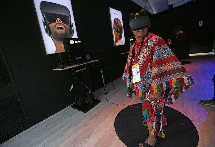 Un Ciudadano Peruano Disfruta De Oculus Artefacto Que Genera Realidad Virtual Hoy De Noviembre De En Lima En La Antesala De La Cumbre De Líderes Del Foro Económico Asia pacífico apec Facebook Exhibe El Programa De Realidad Virtual Oculus Con Una Buena Calidad De Imagen En Grados Capaz De Generar Unas Sensaciones De Vértigo Ante Un Precipicio Y De Suspenso En Un Ambiente Cerrado Y Opresivo Además De Una Relativa Angustia Cuando Uno Ve Acercarse a Un Dinosaurio Todo Producto Del Juego De Lentes Efemartin Alipaz