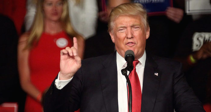 El candidato presidencial republicano, Donald Trump, habla hoy, 19 de septiembre de 2016, en Fort Myers. Los ˙ltimos ataques ocurridos en EE.UU. durante el fin de semana han entrado de lleno en la campaÒa presidencial mostrando de nuevo la visiÛn opuesta entre ambos candidatos a la Casa Blanca para atajar las amenazas terroristas que enfrenta el paÌs. Trump recuperÛ hoy su propuesta de "extremar la evaluaciÛn" de todos los inmigrantes que quieran acceder a suelo estadounidense, asÌ como la de prohibir directamente la entrada a aquellos que procedan de ciertos paÌses sospechosos de albergar cÈlulas terroristas. EFE/CRISTOBAL HERRERA