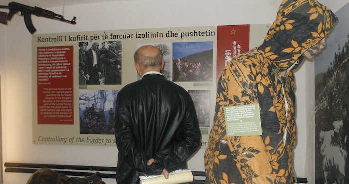 Un Túnel Antinuclear Secreto De La época Comunista Se Ha Convertido En Tirana En Un Museo Que Muestra Los Métodos De Persecución Y Los Crímenes Cometidos Durante La Dictadura Estalinista De Enver Hoxha Quien Dirigió El País Entre Y Inaugurado El Pasado Fin De Semana El Túnel Situado En Pleno Centro De Tirana Tiene Una Superficie De Mil Metros Cuadrados La columna Como Se Le Llamaba a Este Lugar Durante El Comunismo Fue Construida En Secreto Durante Los Años Y Para Dar Cobijo a Los Altos Cargos De La Policía Y Del Ministerio Del Interior En El Caso De Un Eventual Ataque Enemigo Este Laberinto Subterráneo De Paredes De Hormigón De Más De Dos Metros De Grosor Considerado Una De Las Mayores Obras Construidas a Finales Del Comunismo Nunca Fue Utilizado Para El Fin Que Se Creó Efemimoza Dhima