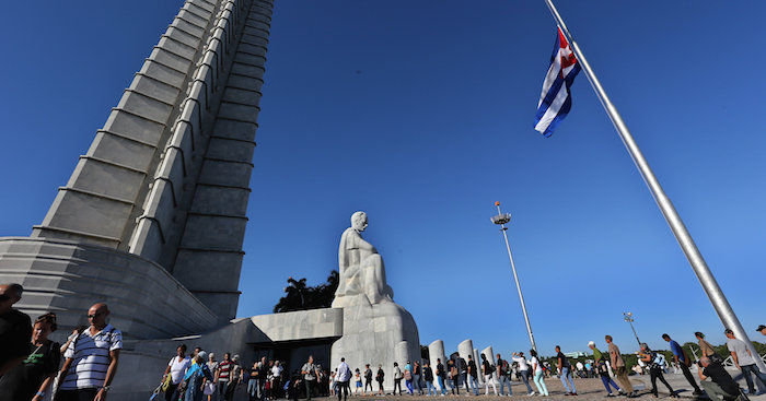 Miles De Personas Hacen Fila Para Rendir Homenaje Al Fallecido Líder Cubano Fidel Castro En La Plaza De La Revolución De La Habana Foto Efe