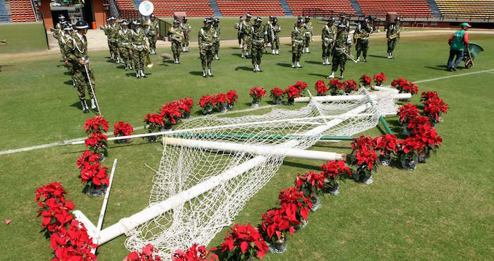 Miembros Del Ejercito Ensayan Frente a Un Arco De Fútbol Decorado Con Flores Hoy Miércoles De Noviembre De Durante Los Preparativos Del Homenaje Al Equipo De Fútbol Chapecoense Que Tendrá Lugar En La Noche En El Estadio Atanasio Girardot En Medellín colombia El Homenaje Convocado Por El Alcalde De Medellín Federico Gutiérrez Zuluaga Será Realizado En El Estadio Atanasio Girardot En Donde El Chapecoense Disputaría Este Miércoles El Partido De Ida De La Final De La Copa Sudamericana Frente Al Atlético Nacional Colombiano Efemauricio DueÑas CastaÑeda