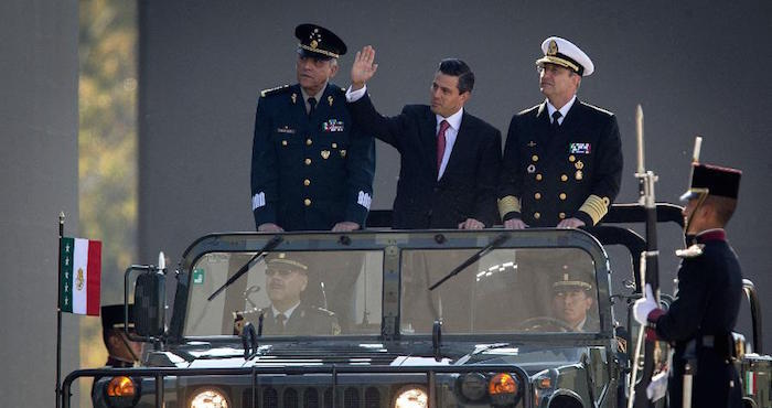  Peña Nieto se ha sometido a la autoridad militar desde que llegó a la Silla del Águila y por consiguiente el poderío militar ha terminado por anularlo. Foto: Especial 