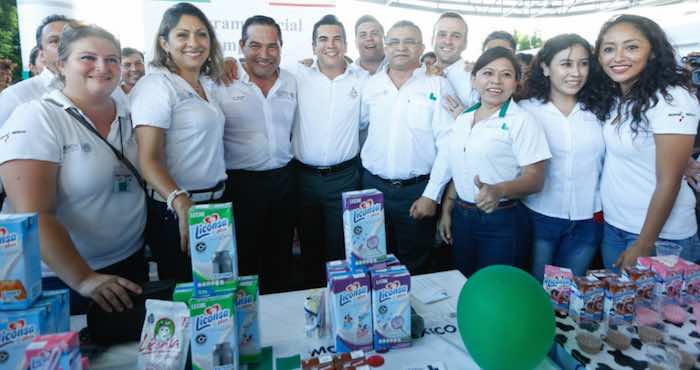 En la imagen, Miranda Nava (izq.) junto al Gobernador priista Alejandro Moreno Cárdenas (der.) durante su visita al estado de Campeche, en donde visitó la Feria de Servicios de la Sedesol. Foto: Twitter [@LuisEMirandaN].