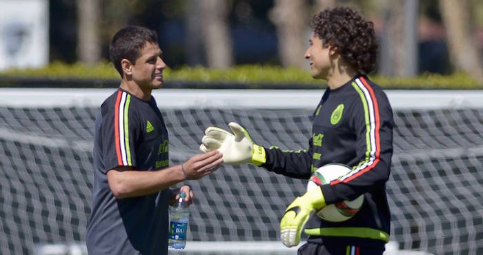 El Guardameta Guillermo Ochoa Y Javier chicharito Hernández Foto As México