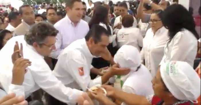 En la imagen, Miranda Nava (centro) da un beso a una de las beneficiarias del Programa Prospera en Puebla. Foto: Captura de pantalla.