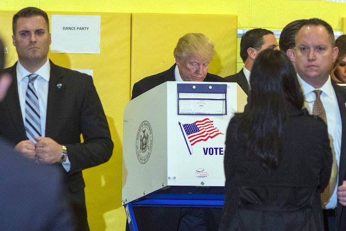 El candidato republicano Donald Trump emitiendo su voto. Foto: Xinhua