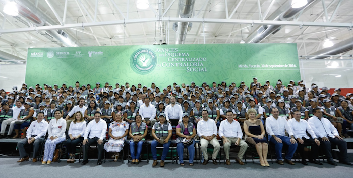 En la imagen, funcionarios federales y estatales, además de ciudadanos integrantes de los Comités de Vigilancia de Contraloría Social, durante la entrega de reconocimientos en Yucatán. Foto: Twitter [@LuisEMirandaN].