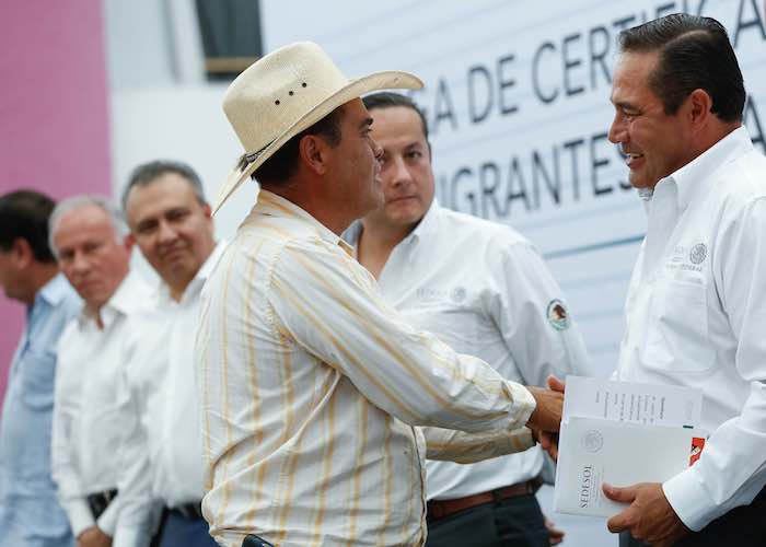 En la imagen, Miranda Nava entrega apoyos a beneficiarios de los programas de abasto de leche y 3x1 Migrantes. Foto: Sedesol.