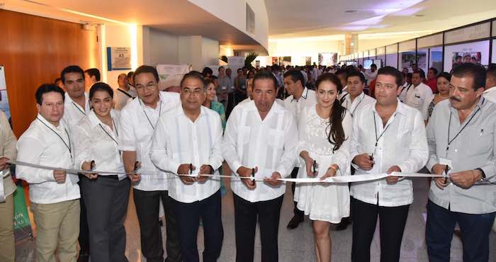 En la imagen, Miranda Nava (der.) y el Gobernador priista Héctor Astudillo Flores (izq.) durante la inauguración. Foto: Gobierno de Guerrero.