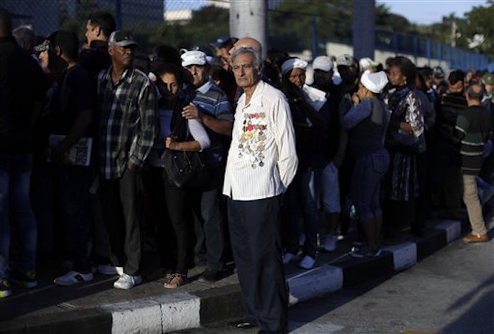 La Gente Espera Para Entrar En La Plaza De La RevoluciÛn En La Habana Cuba El Lunes De Noviembre De La Plaza Ser El Lugar De Dos DÌas De Homenajes Al Fallecido Fidel Castro ap Fotonatacha Pisarenko