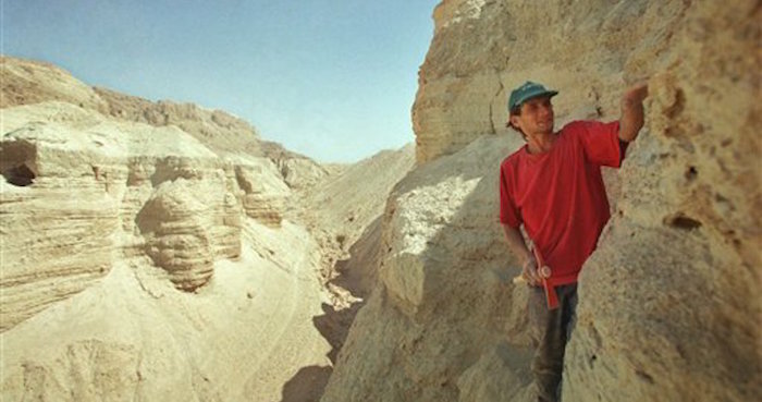 Roi Porat Un Estudiante Israelí De Arqueología Trabaja Cerca De Los Restos De Una Caverna En El Sitio Qumran Foto Aplefteris Pitarakisarchivo