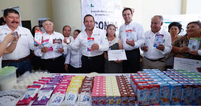 En la imagen, Miranda Nava (centro) y el Gobernador priista Alejandro Tello Cristerna (der.), durante su estancia en la entidad. Foto: Twitter [@LuisEMirandaN].