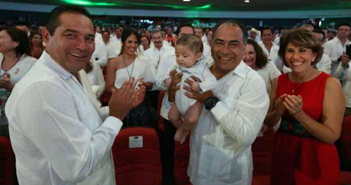 En la imagen, Miranda Nava (izq.) y el Gobernador priista Héctor Astudillo Flores (der.) durante el Primer Informe de Gobierno. Foto: Twitter [@LuisEMirandaN].