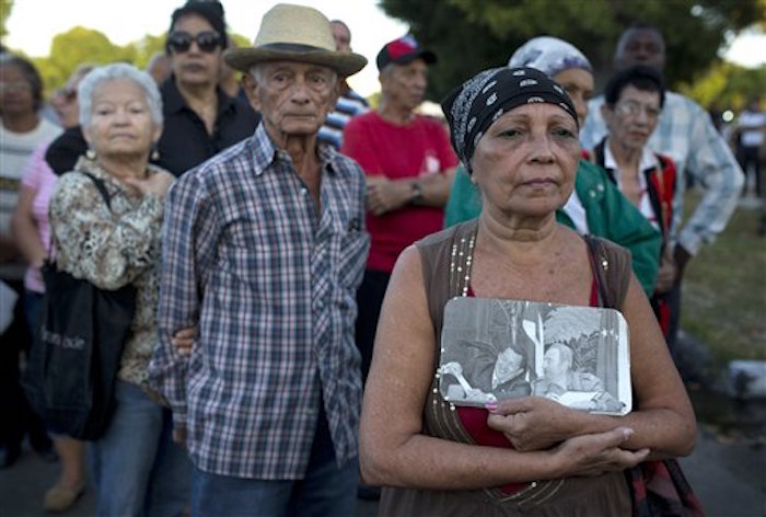 Una Mujer Portando Una Foto De Los Difuntos LÏderes Fidel Castro De Cuba Y Hugo Chvez De Venezuela Espera Para Entrar a La Plaza De La RevoluciÛn a Rendir Homenaje a Fidel Castro En La Habana Cuba Lunes De Noviembre De ap Fotoricardo Mazalan