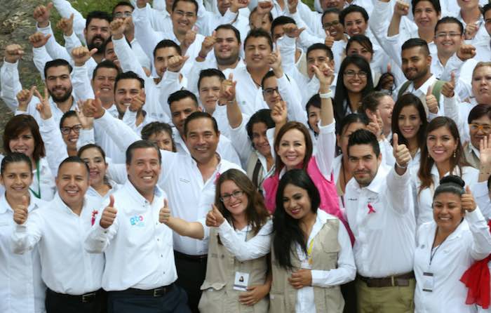 En la imagen, Miranda Nava (centro-izq.) aparece fotografiado con asistentes y funcionarios del Gobierno local. El Gobernador Miguel Márquez Márquez (a la izq. de Miranda Nava) también estuvo presente. Junto con la imagen se lee: "Surgió una #AlianzaSedesol con @GobiernoGto para sustentar el Programa de Empleo Temporal #PET en ese estado” (sic). Foto: Twitter [@LuisEMirandaN].