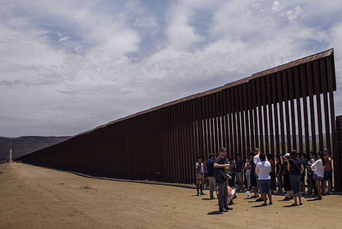 Activistas De Border Angels Frente Al Muro Entre México Y Eu Foto José Pedro Martínez Eldiarioes