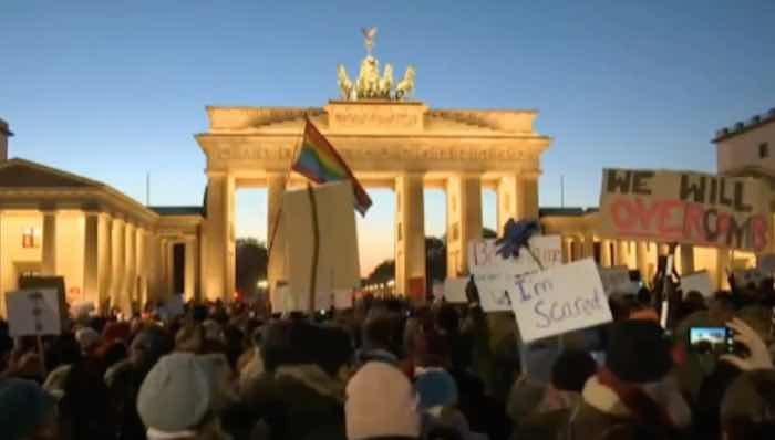 Entre los carteles de protesta en Alemania se leía "tengo miedo", "lo superaremos", entre otras expresiones de inconformidad. Foto: Especial.