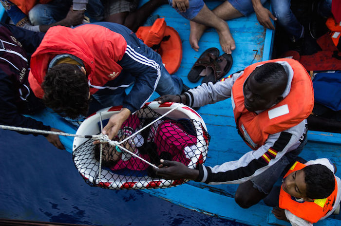 Los Equipos De Rescate Del Bourbon Argos Elevan a Un Bebé Desde La Cubierta De Una Precaria Embarcación De Madera Según Acnur a Finales De La Mitad De Los Refugiados En Todo El Mundo Eran Niños Fotografía Borja Ruiz Rodriguezmsf