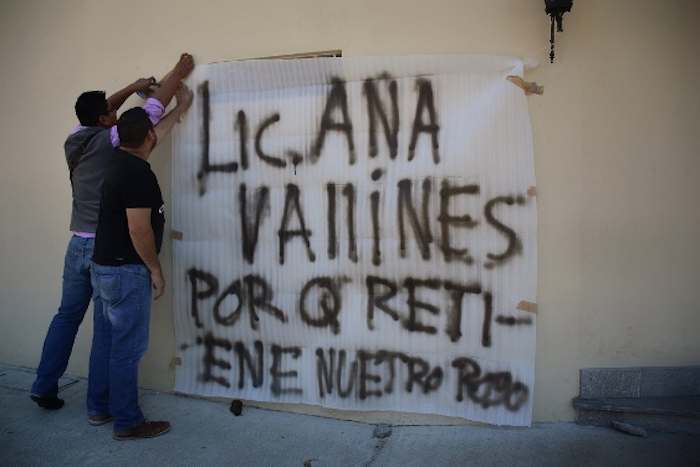 Los treita trabajadores se manifestaron hoy en las afueras de la Casa Veracruz. Foto: Yerania Rolón/BlogExpediente.