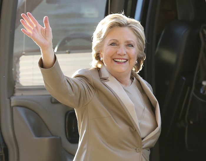 La candidata presidencial Demócrata, Hillary Clinton, saluda a su llegada al Centro de Votación en Chappaqua. Foto: AP