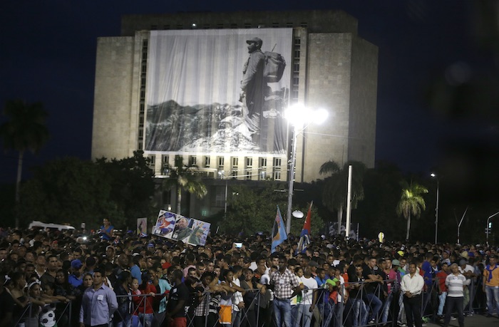 La Multitud Se Detiene Detrás De Una Valla Mientras Asisten a Honrar Al Líder Cubano Recién Fallecido Fidel Castro Foto Ap