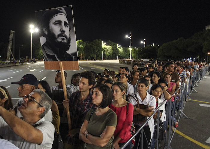 Miles De Personas De Escuelas Facultades Y Centros De Trabajo Mantienen Largas Filas Desde Las De La Mañana En La Plaza De La Revolución Foto Cuartoscuro