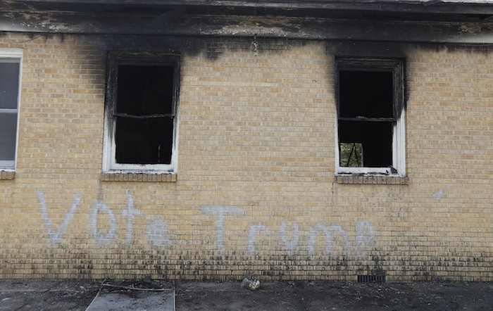 En el muro de la iglesia bautista se puede leer con aerosol gris "Vota Trump". Foto: AP.