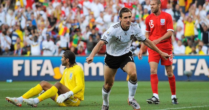 Klose Celebra Un Tanto Frente a La Selección De Inglaterra En El Mundial De Sudafrica Foto Twitter dfb team es