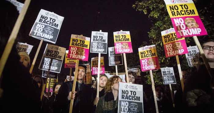 En la imagen, detractores de Donald Trump se reúnen afuera de la Embajada de EU en Londres, Inglaterra. Foto: Pinterest.