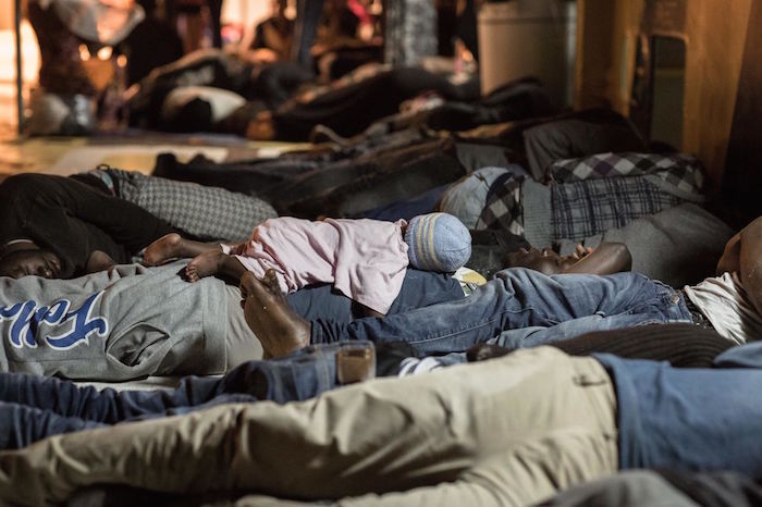 Un Bebé Descansa Sobre Su Padre En La Cubierta Del Argos De Cada Personas Rescatadas En El Mediterráneo Central En Los Primeros Nueve Meses De Procedían De África Subsahariana Nigeria Eritrea Y Sudán Gambia Y Costa De Marfil Principales Países De Origen Fotografía Christophe Stramba badiali Msf