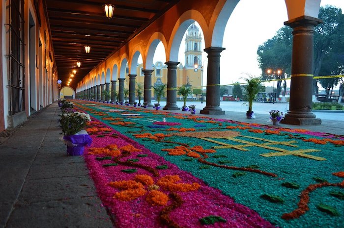 Alfombra de flores en los portales de Cholula. Foto: Gobierno Cholula, CC BY