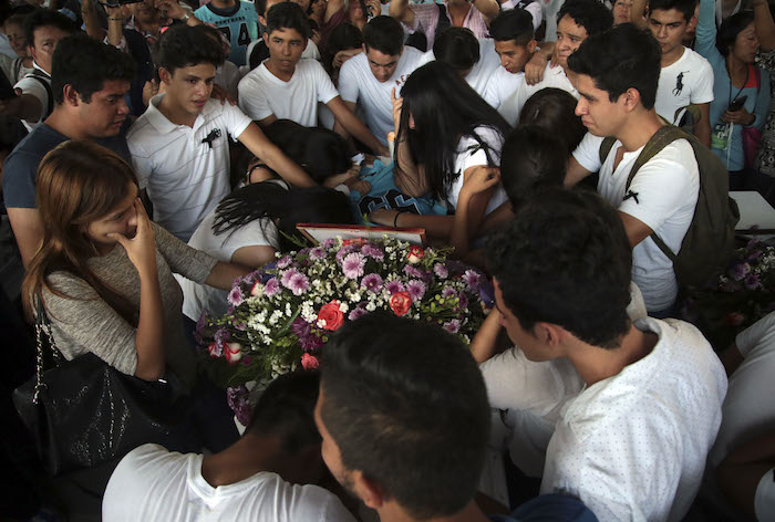 La tarde de este jueves en la Preparatoria de Jojutla se realizó una misa de cuerpo presente de los cuatro menores asesinados en Yautepec. Foto: Cuartoscuro 