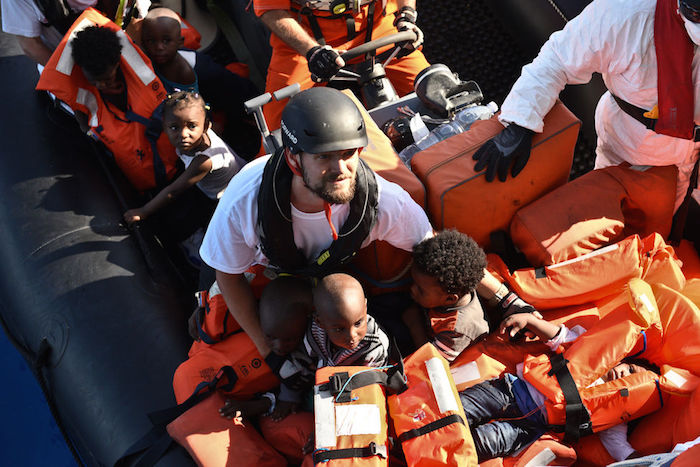 El Coordinador De Msf En El Bourbon Argos Sebastian Stein Durante Una Operación De Rescate En El Mediterráneo En El Bote Viajaban Hacinadas Personas De Ellas Niños el Rescate Fue Un Ejemplo Evidente De Los Enormes Riesgos Que Las Personas Que Huyen De La Violencia Tienen Que Afrontar Afirma Stein Fotografía Sara Cretamsf