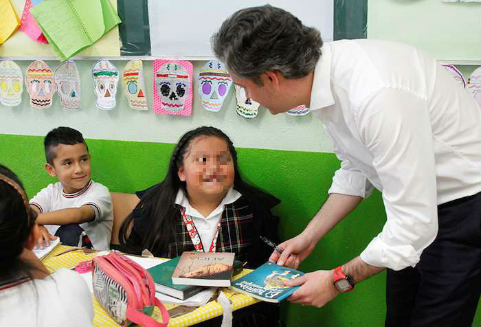 Este Día El Secretario De Educación Acudió a La Escuela De Andrea Para Obsequiarle Otro Libro Foto Sep