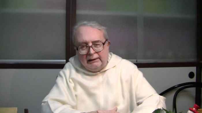 El sacerdote Giovanni Cavalcoli, sacerdote italiano que conduce el programa mensual. Foto: Youtube.