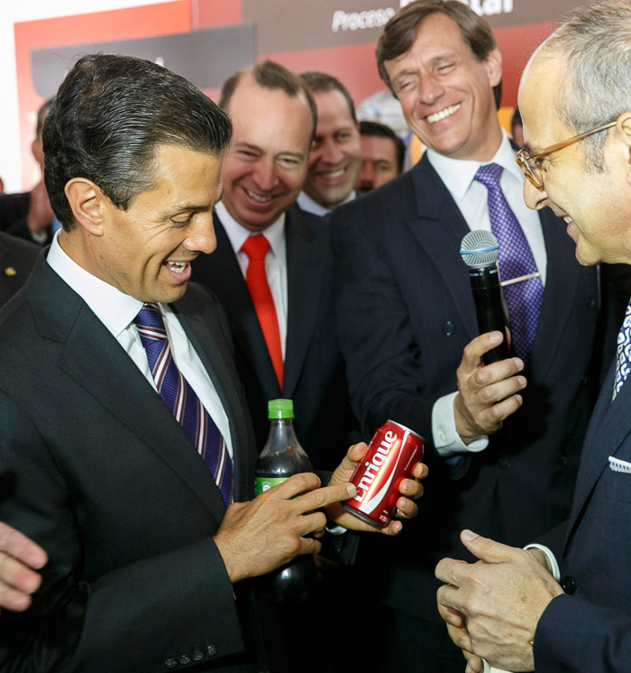 En México, hasta 2012, 5 millones 664 mil 870 niños en edad escolar presentaban sobrepeso u obesidad, de acuerdo con la última Encuesta Nacional de Salud y Nutrición. Mientras, el Presidente le sonríe a Coca Cola. Foto: Cuartoscuro