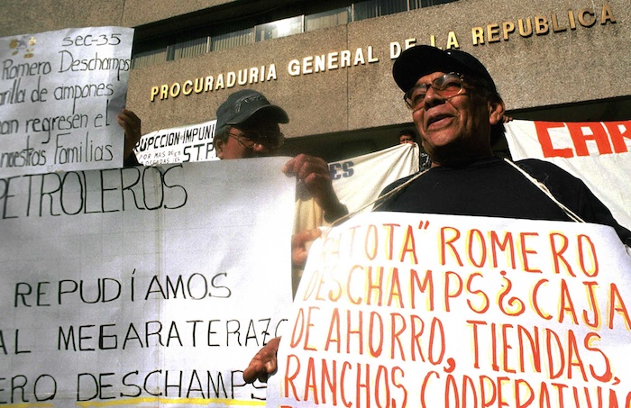 Trabajadores de Pemex acudieron a la PGR para exigirle a Carlos Romero Deschamps que devuelva el dinero que utilizó para la campaña de Francisco Labastida. Foto: Cuartoscuro. 